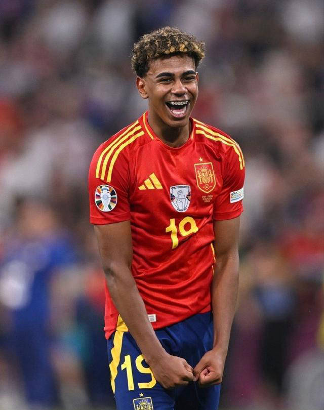 开云入口-穆古鲁扎在TES比赛中刷新纪录，重要助攻引发热议！